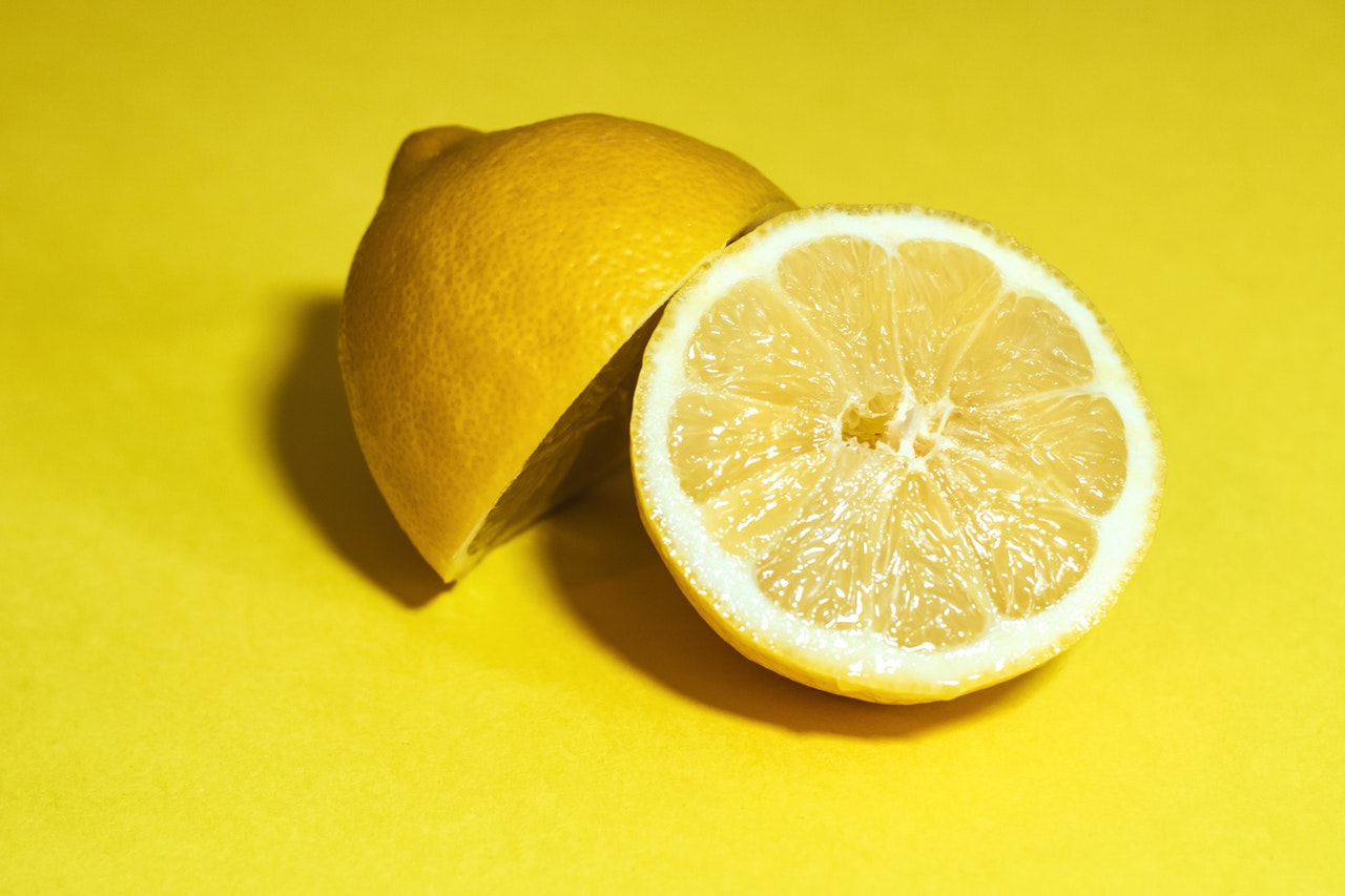 close-up-photography-of-sliced-lemon-1002543